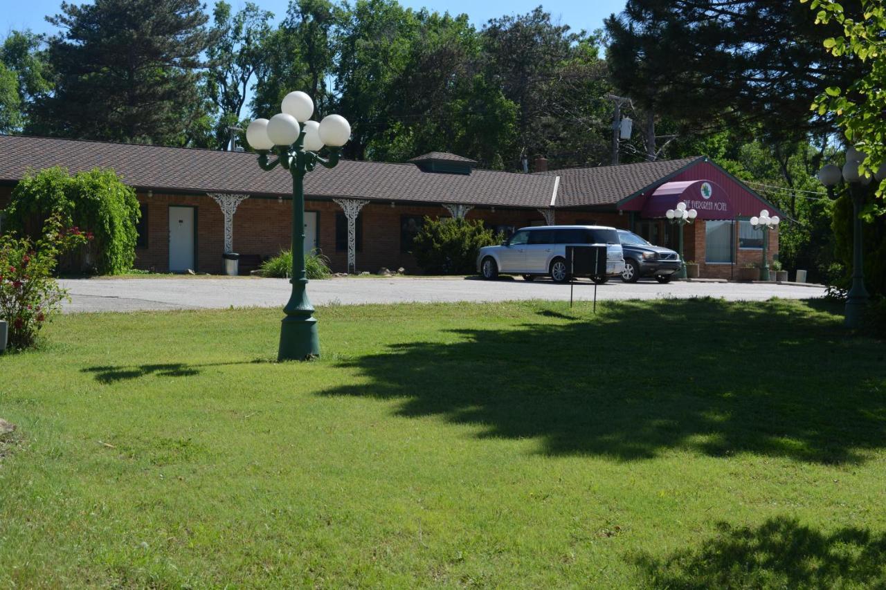 The Evergreen Motel In Kansas Pratt Extérieur photo