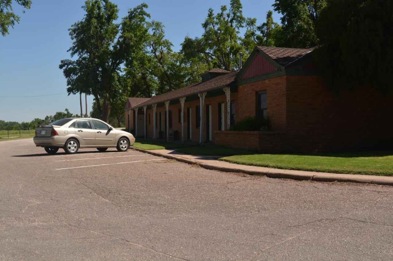 The Evergreen Motel In Kansas Pratt Extérieur photo