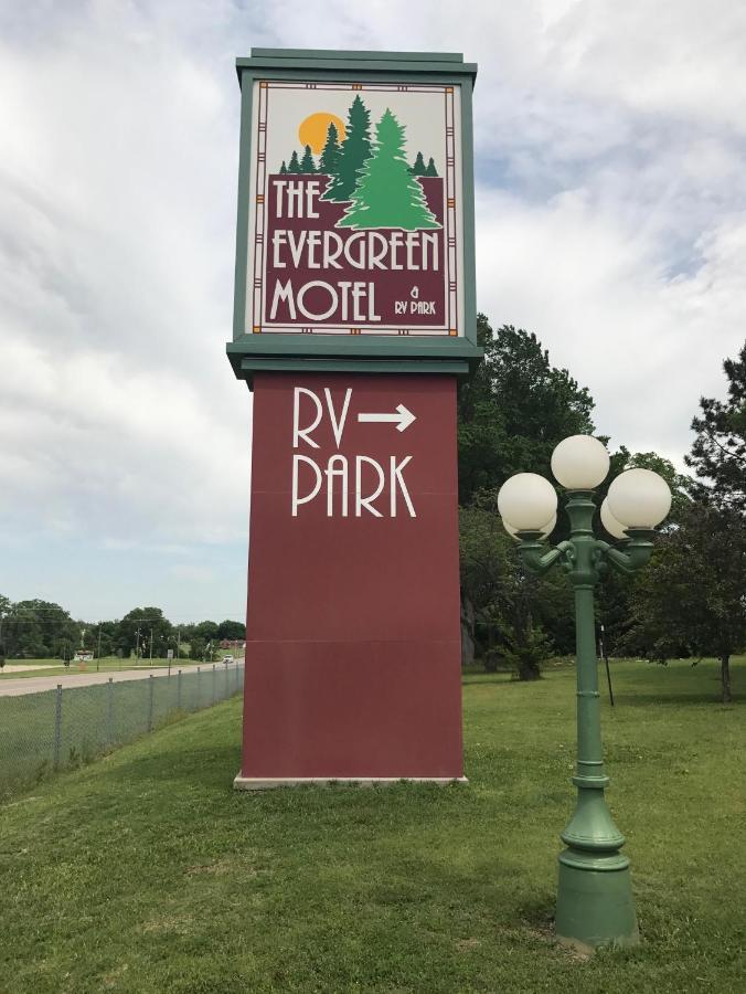 The Evergreen Motel In Kansas Pratt Extérieur photo