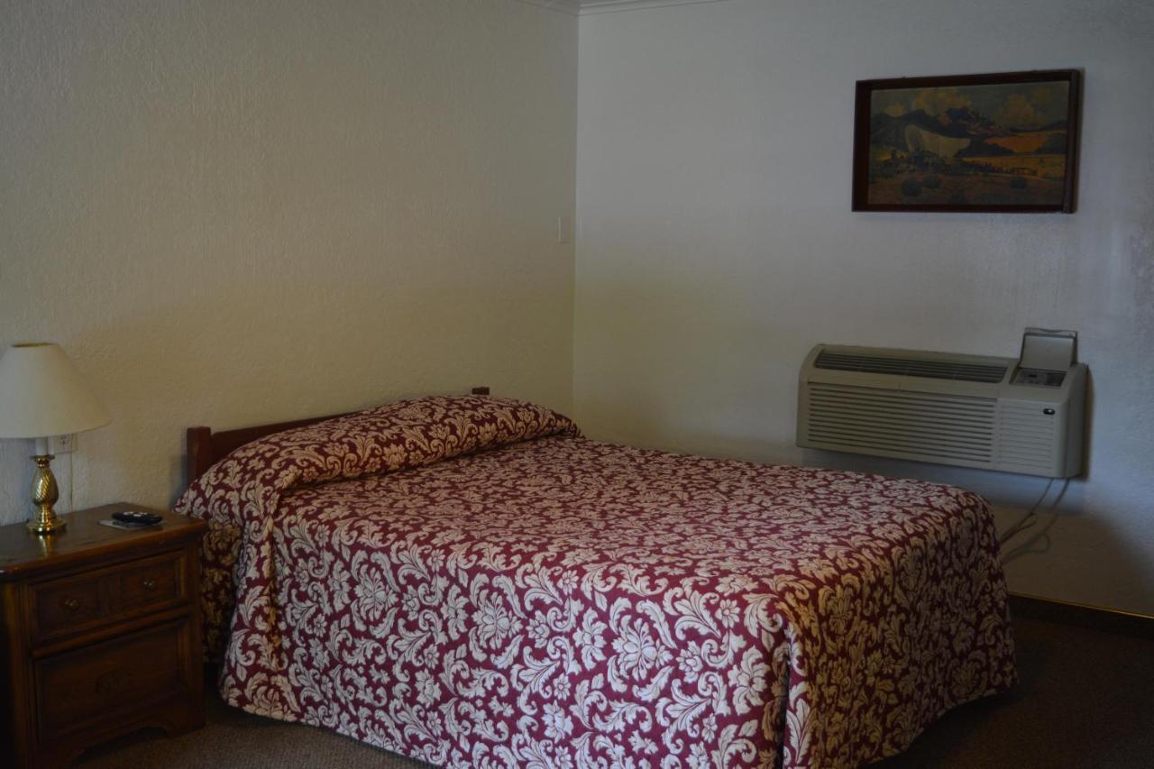 The Evergreen Motel In Kansas Pratt Extérieur photo