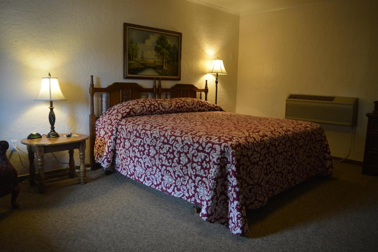 The Evergreen Motel In Kansas Pratt Extérieur photo
