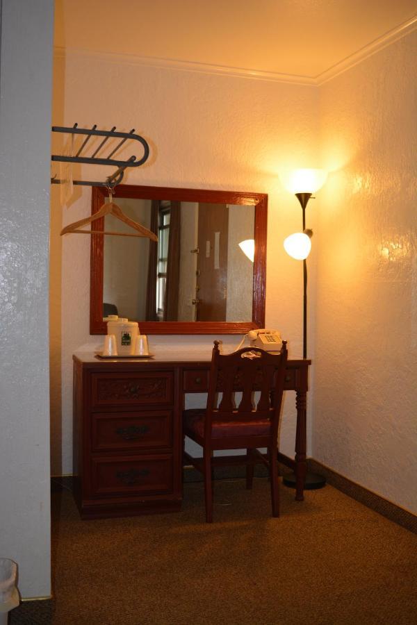 The Evergreen Motel In Kansas Pratt Extérieur photo