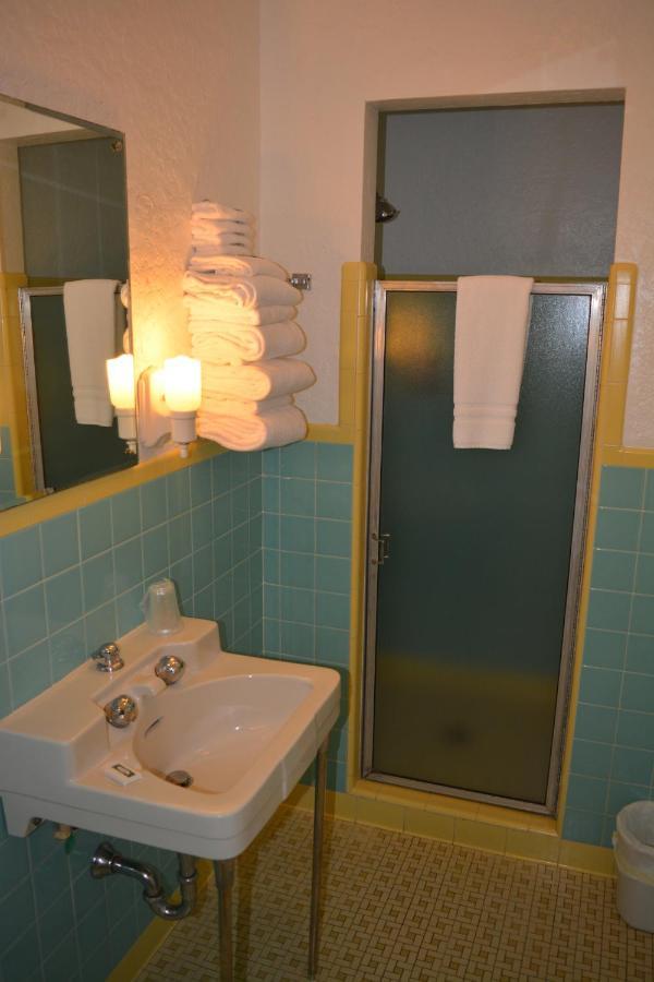 The Evergreen Motel In Kansas Pratt Extérieur photo