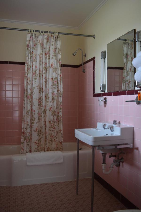 The Evergreen Motel In Kansas Pratt Extérieur photo