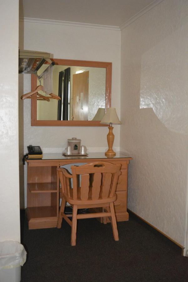 The Evergreen Motel In Kansas Pratt Extérieur photo