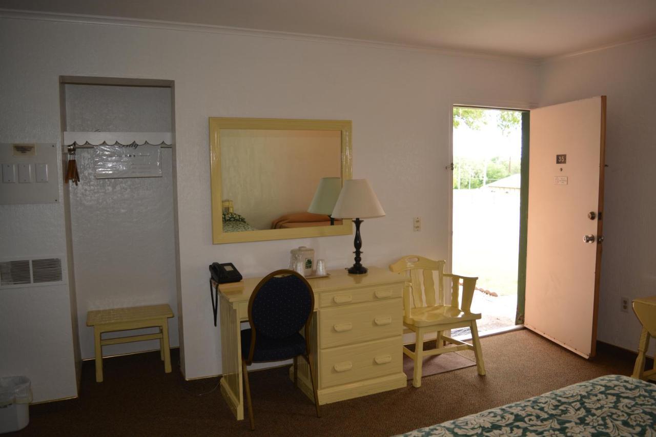 The Evergreen Motel In Kansas Pratt Extérieur photo
