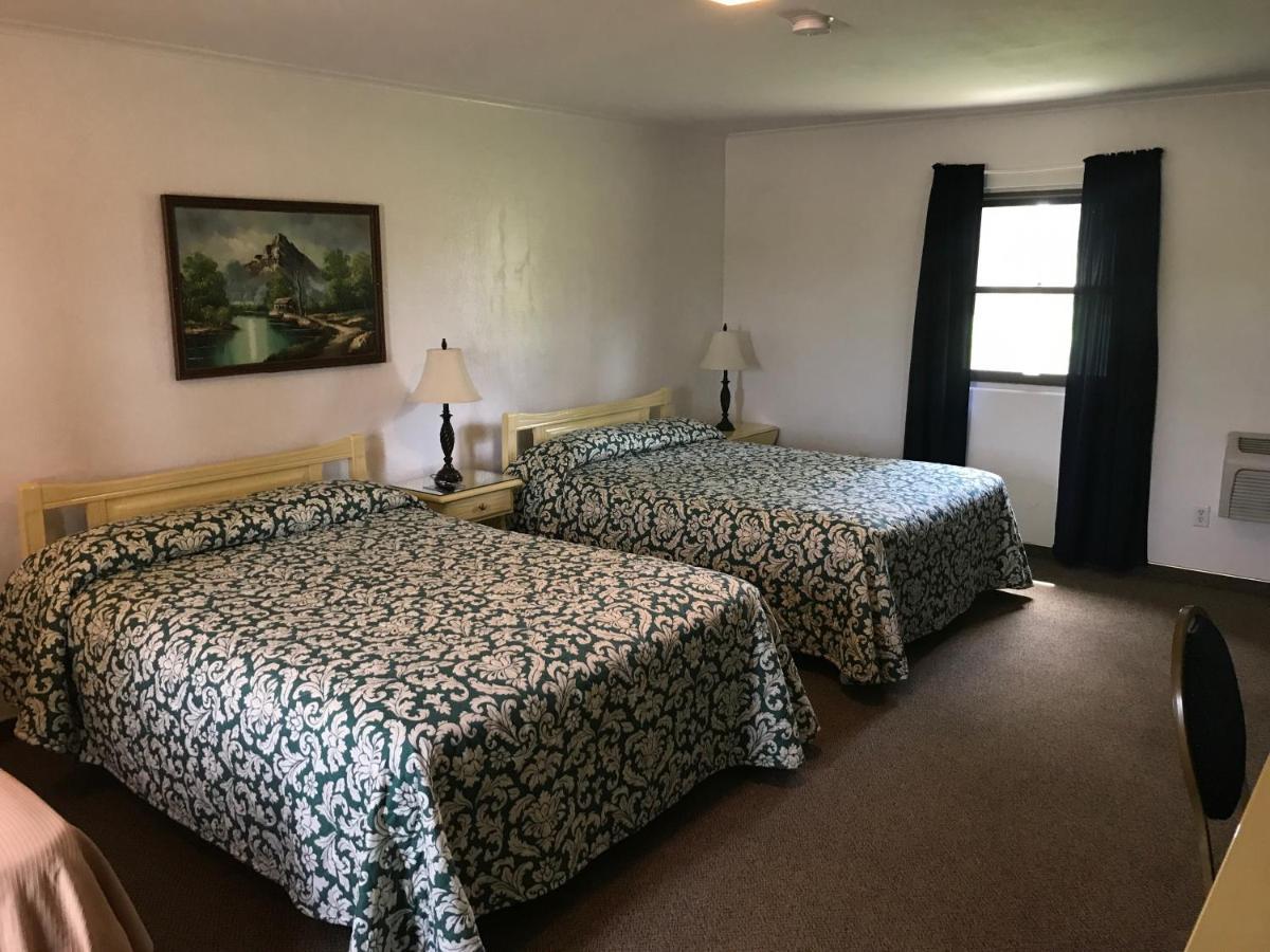 The Evergreen Motel In Kansas Pratt Extérieur photo