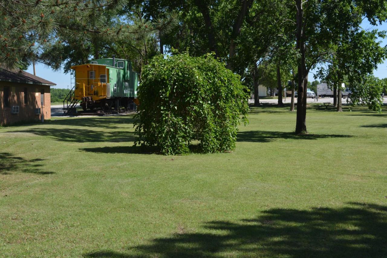 The Evergreen Motel In Kansas Pratt Extérieur photo