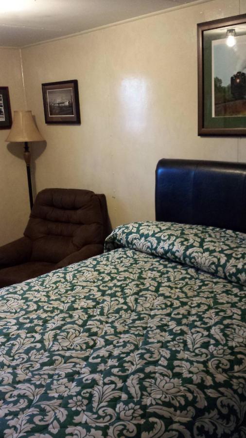 The Evergreen Motel In Kansas Pratt Extérieur photo